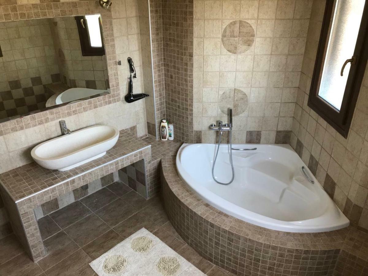 M Varkes Villa Nea Moudania Extérieur photo