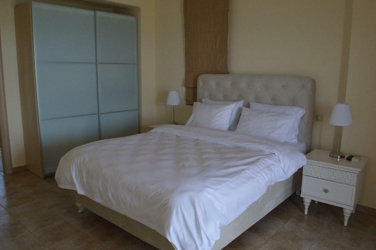 M Varkes Villa Nea Moudania Extérieur photo