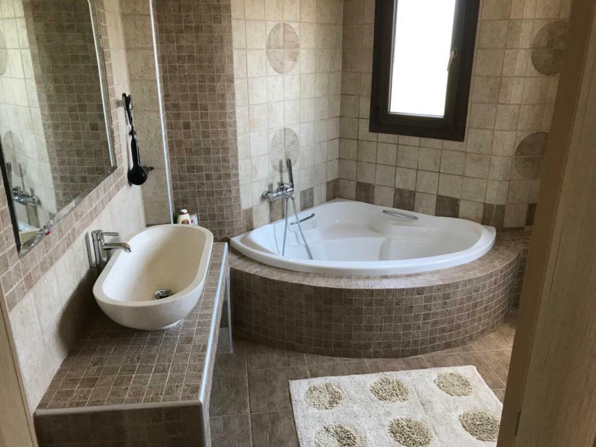 M Varkes Villa Nea Moudania Extérieur photo